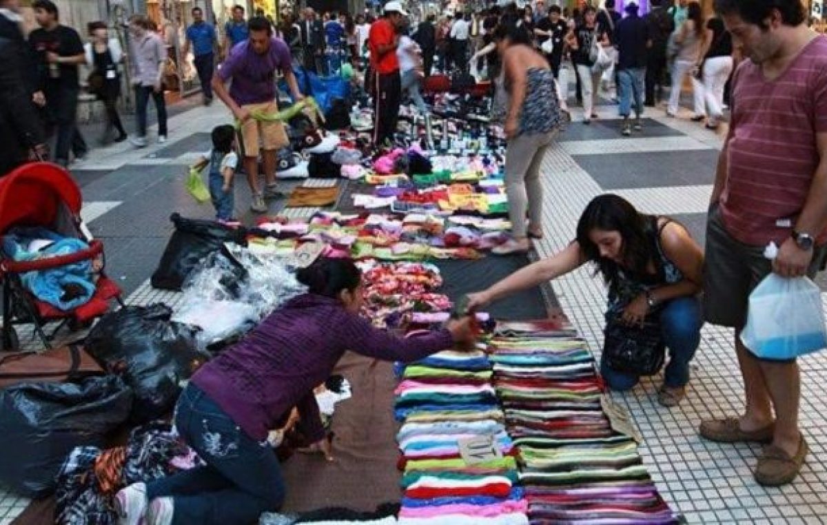 Más del 60 por ciento de quienes venden en la calle son mujeres
