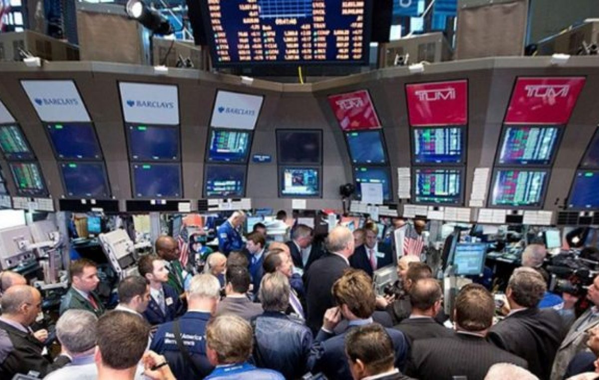 El riesgo país cayó casi 50% y cerró en 1.104 puntos por reconfiguración del índice
