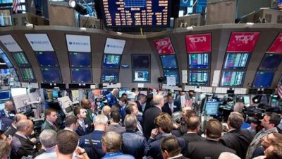 El riesgo país cayó casi 50% y cerró en 1.104 puntos por reconfiguración del índice
