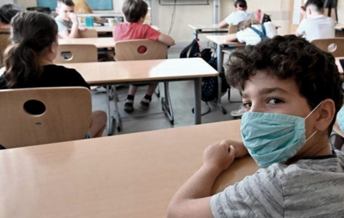 Con 30 millones de casos, algunos vuelven al confinamiento y otros abren las escuelas