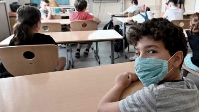 Con 30 millones de casos, algunos vuelven al confinamiento y otros abren las escuelas