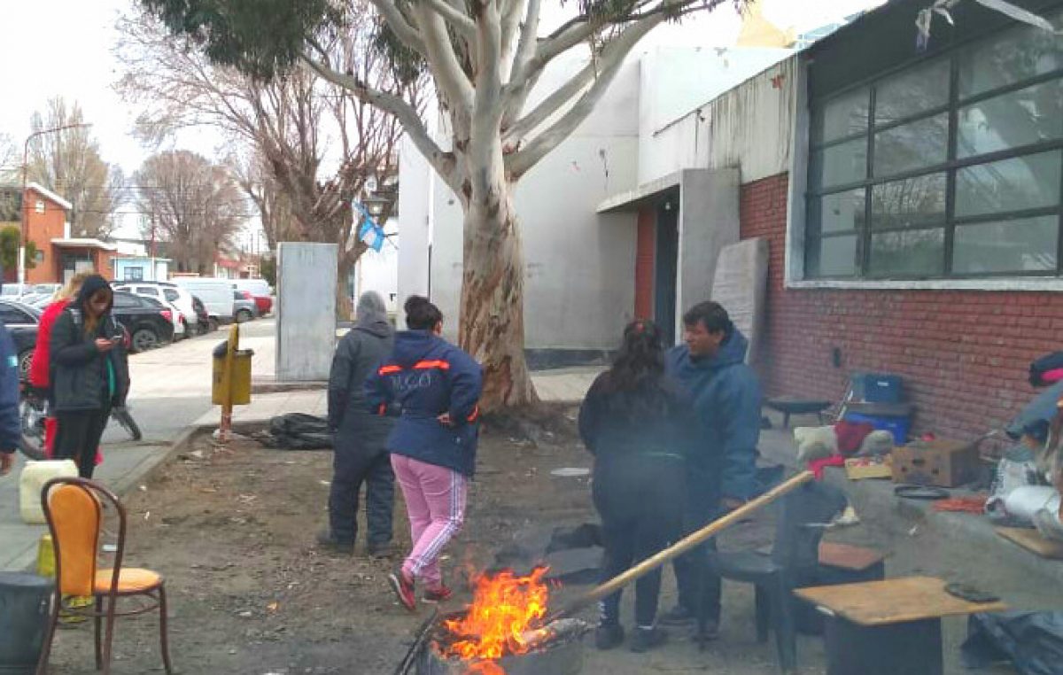 Levantan acampe frente a la Municipalidad de Caleta Olivia con la promesa de ingreso a «cooperativas»