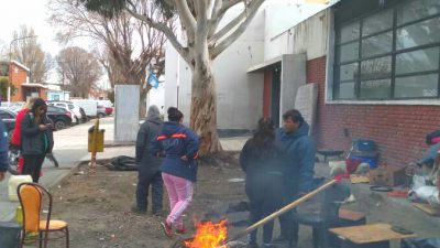 Levantan acampe frente a la Municipalidad de Caleta Olivia con la promesa de ingreso a «cooperativas»