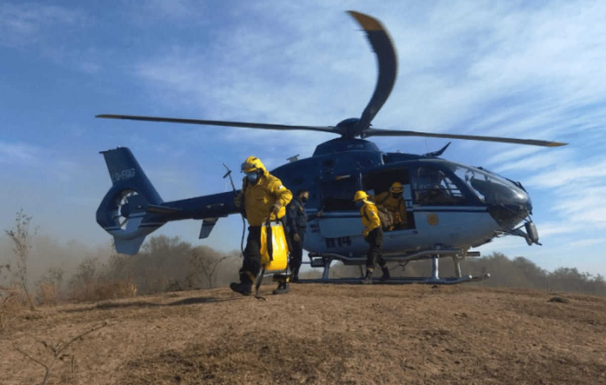 Un helicóptero y un avión hidrante se sumaron para abatir el fuego