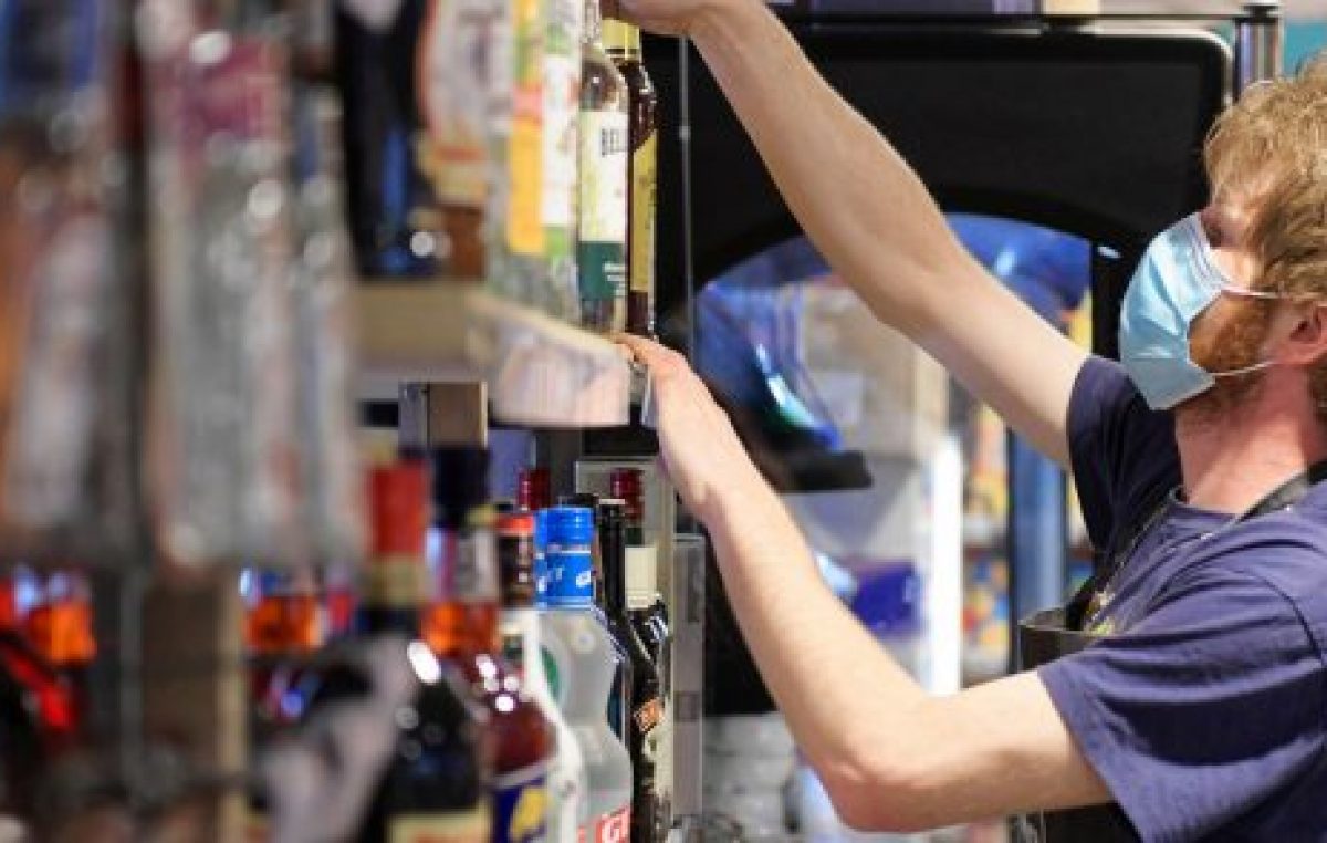 El empleo desacelera la caída