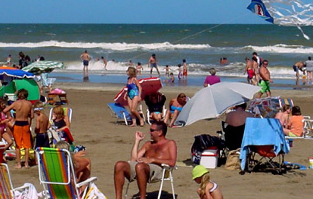 Pinamar busca cobrar una tasa de $100 pesos por turista