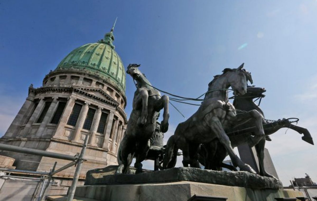 Cristina Kirchner y Sergio Massa le solicitaron al Banco Central que impida la compra de dólares a los legisladores