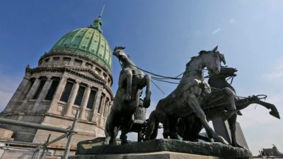 Cristina Kirchner y Sergio Massa le solicitaron al Banco Central que impida la compra de dólares a los legisladores
