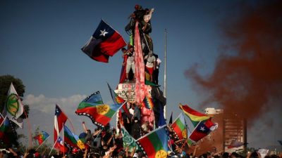 Plaza “Dignidad” se llena en Santiago de Chile celebrando un año del estallido 