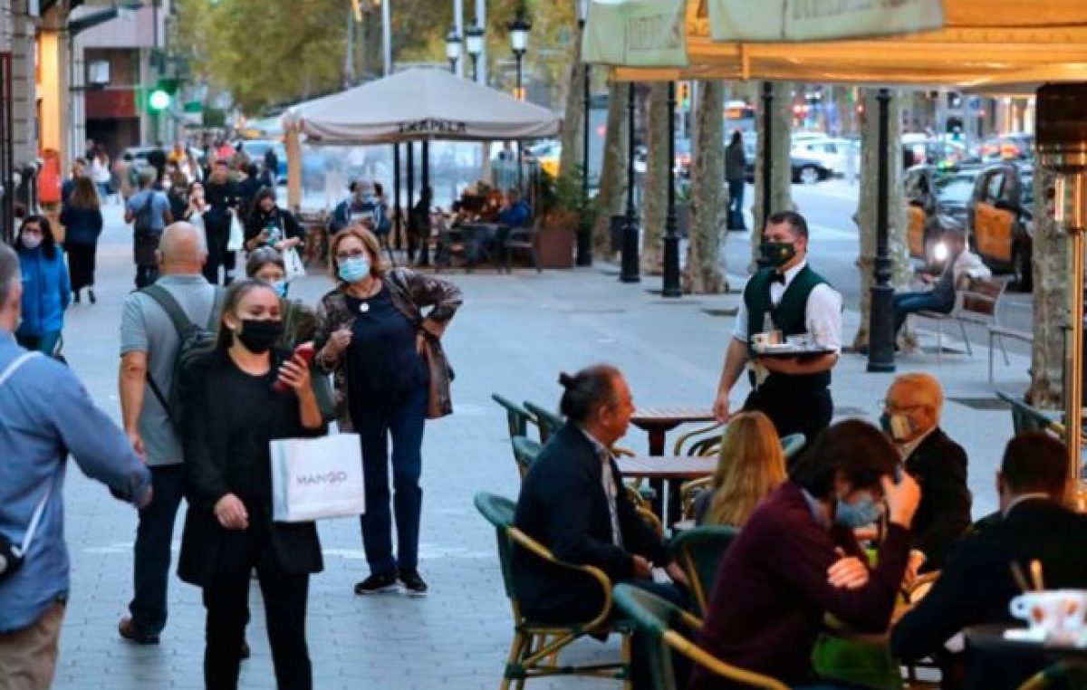 Cierran bares y restaurantes en Cataluña por el rebrote de coronavirus