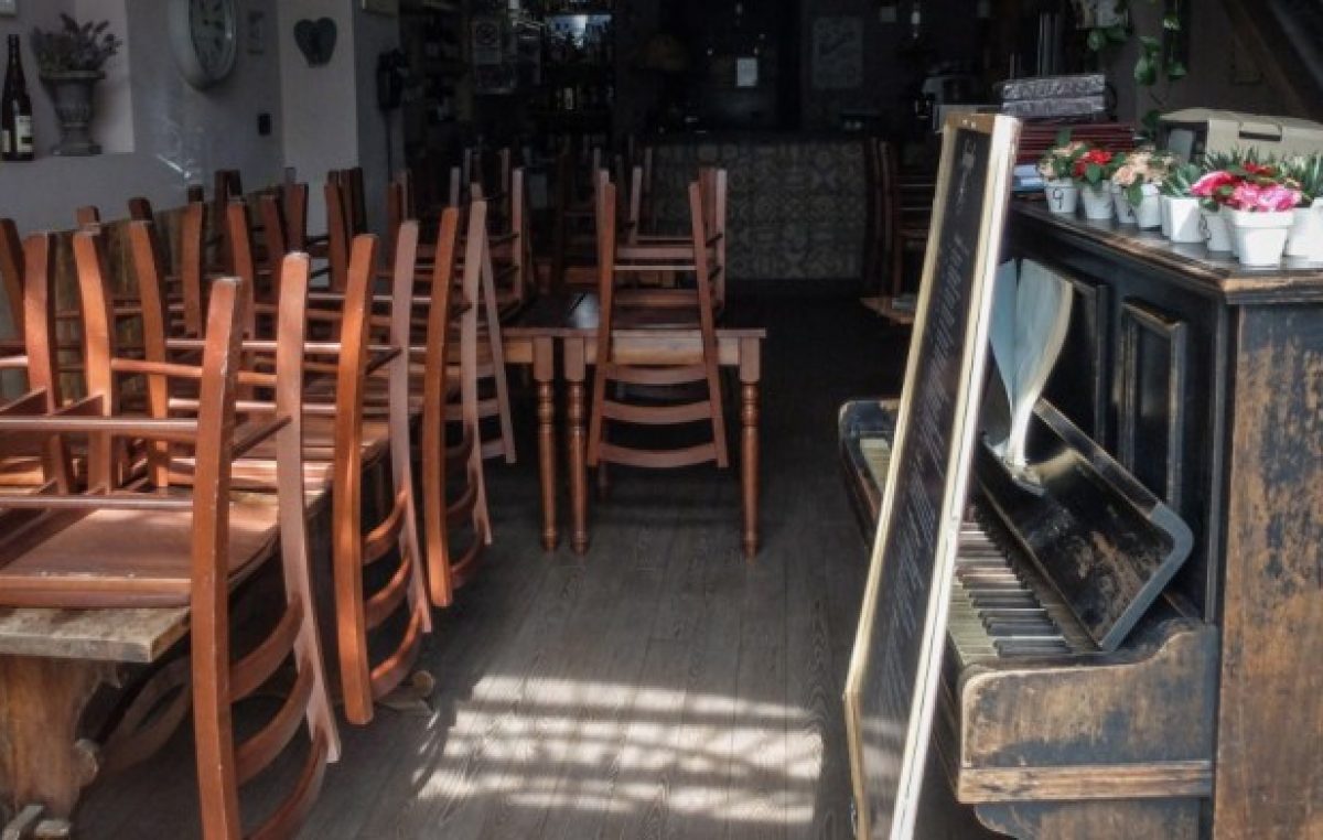 Gastronómicos afirmaron que el sector ya perdió 125 mil puestos de trabajo en Argentina