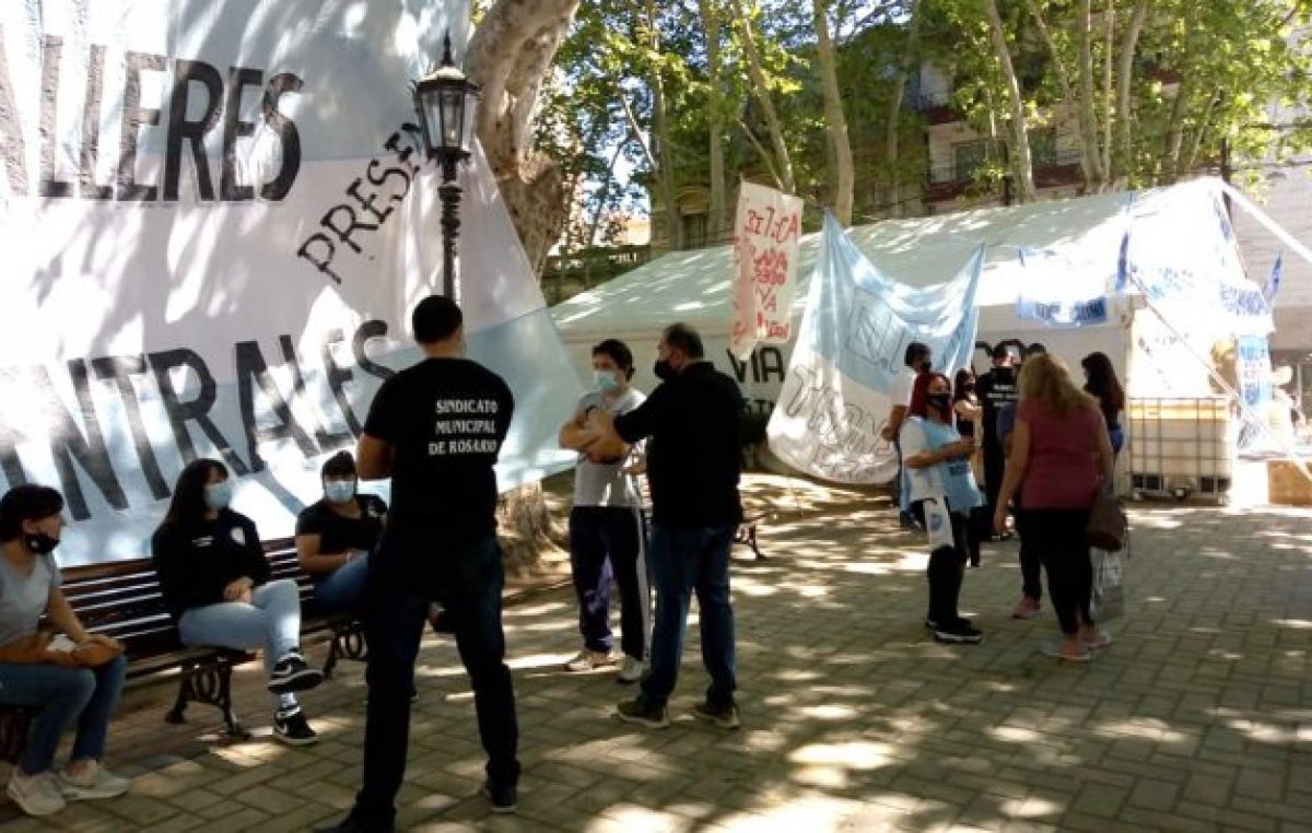 Ruidosa protesta de municipales rosarinos: instalaron una carpa en reclamo de una recomposición salarial