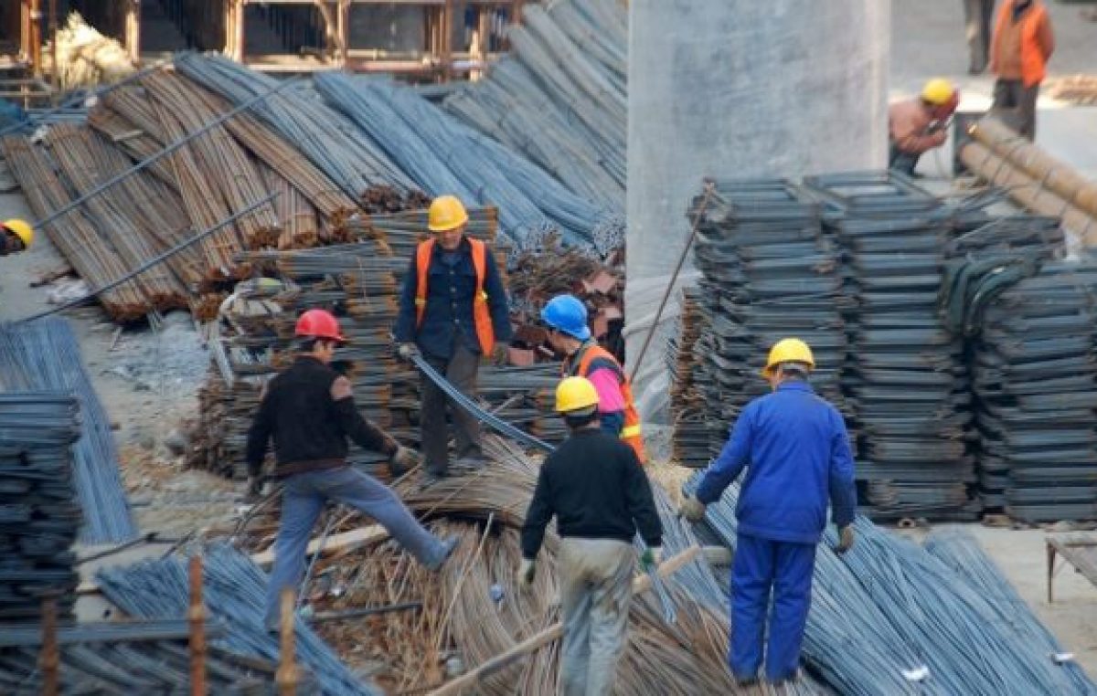 Los salarios subieron 2% en agosto y perdieron ante la inflación
