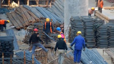 Los salarios subieron 2% en agosto y perdieron ante la inflación