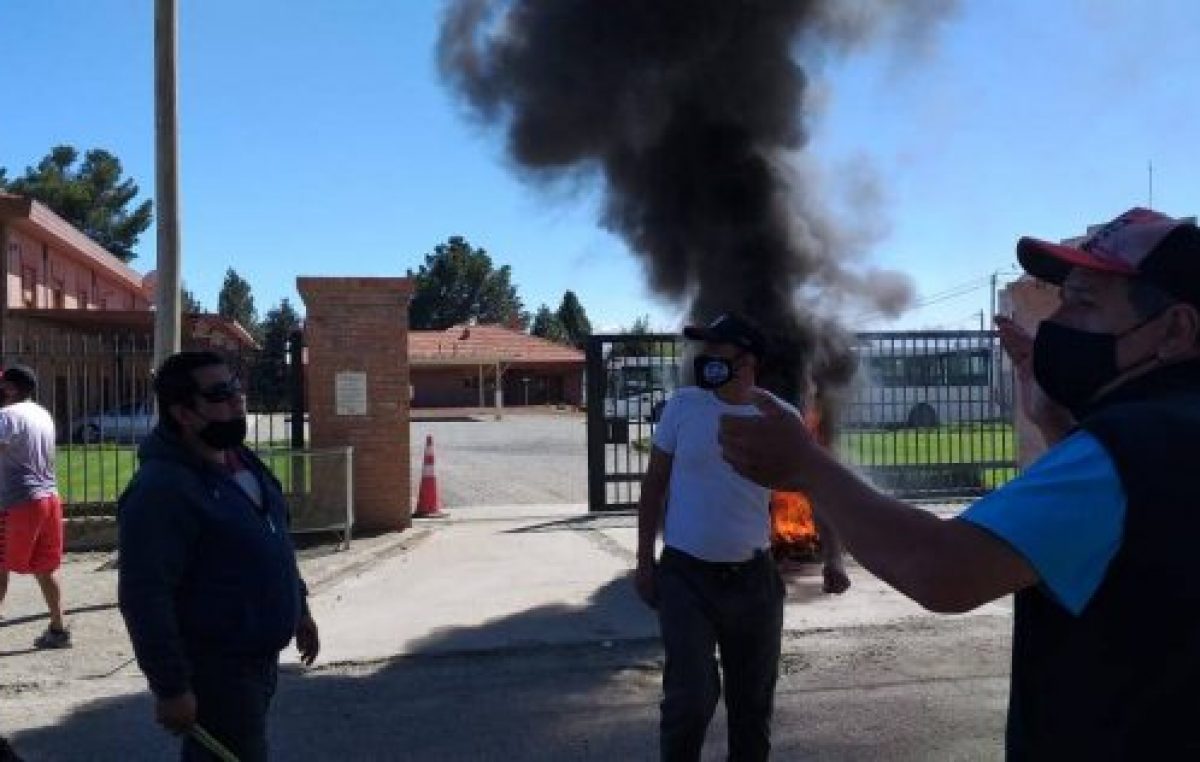 Transporte: crece la tensión y el municipio de Bariloche compromete gestiones para el pago de salarios