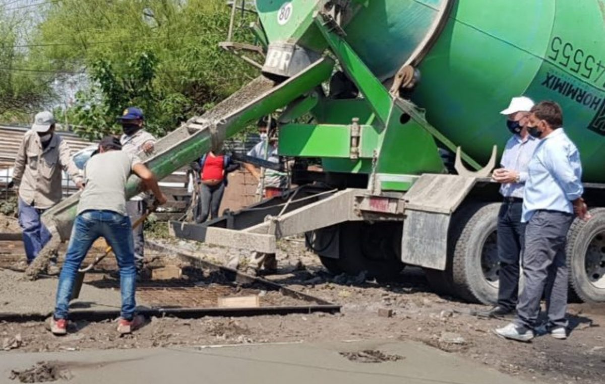 Comenzó el reemplazo de «ranchos» por casas de material en barrio La Loma