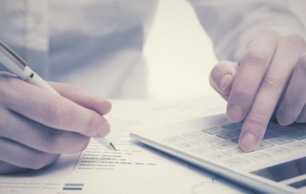 Empresas y familias aumentaron su endeudamiento en pesos un 50,1% en el último año