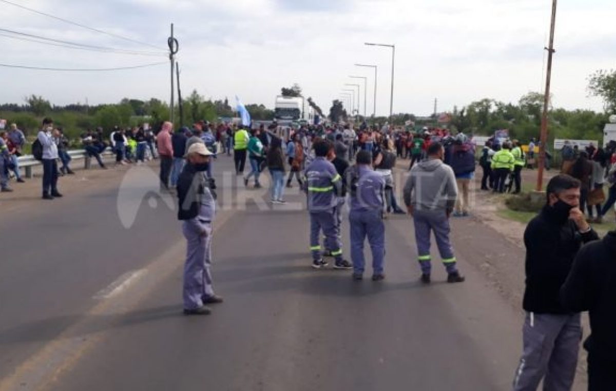 Los trabajadores municipales cortaron la autopista Rosario-Santa Fe y la Ruta 11