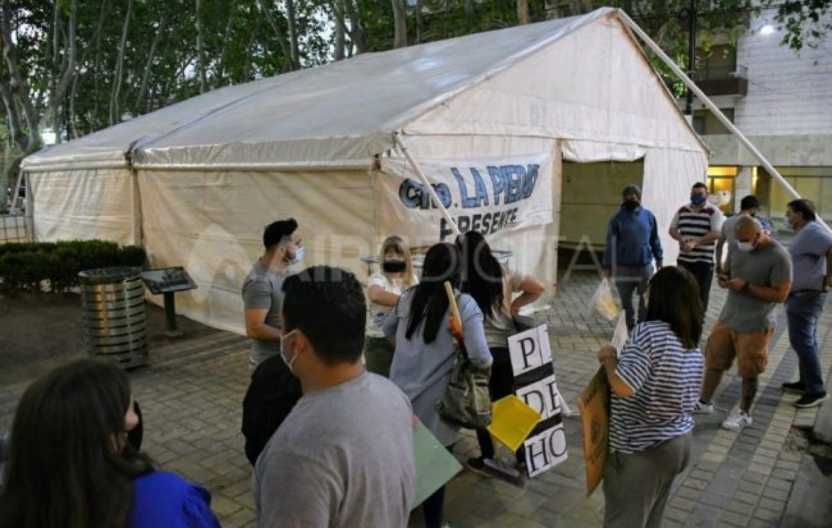 Los trabajadores municipales de Rosario instalaron una carpa enfrente de la Municipalidad