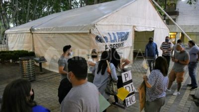 Los trabajadores municipales de Rosario instalaron una carpa enfrente de la Municipalidad