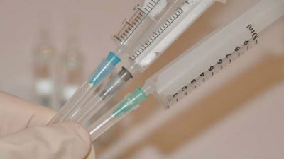 Argentina debe importar jeringas para la vacuna contra el coronavirus: cerraron cinco fábricas durante el macrismo