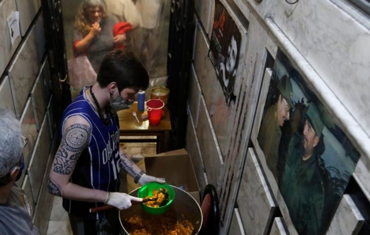 Una olla comunitaria que empezó alimentando a 30 personas y ya recibe a 150