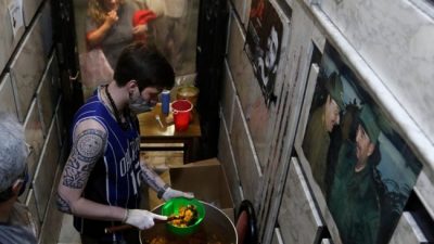 Una olla comunitaria que empezó alimentando a 30 personas y ya recibe a 150
