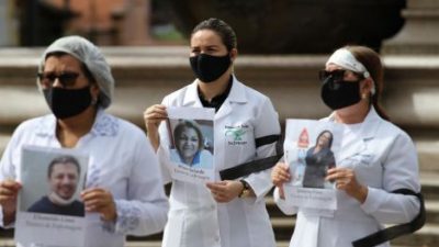 Médicos brasileños salen a la calle para pedir el «fin del fascismo» en las elecciones municipales