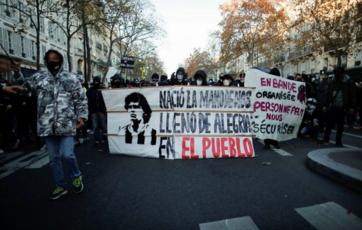 Maradona presente en las movilizaciones contra la nueva ley de Seguridad en Francia