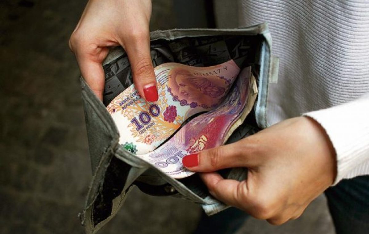 El deterioro del salario mínimo de Argentina: ¿cuántos sueldos se necesitan para comprar un celular y cuántos en la región?