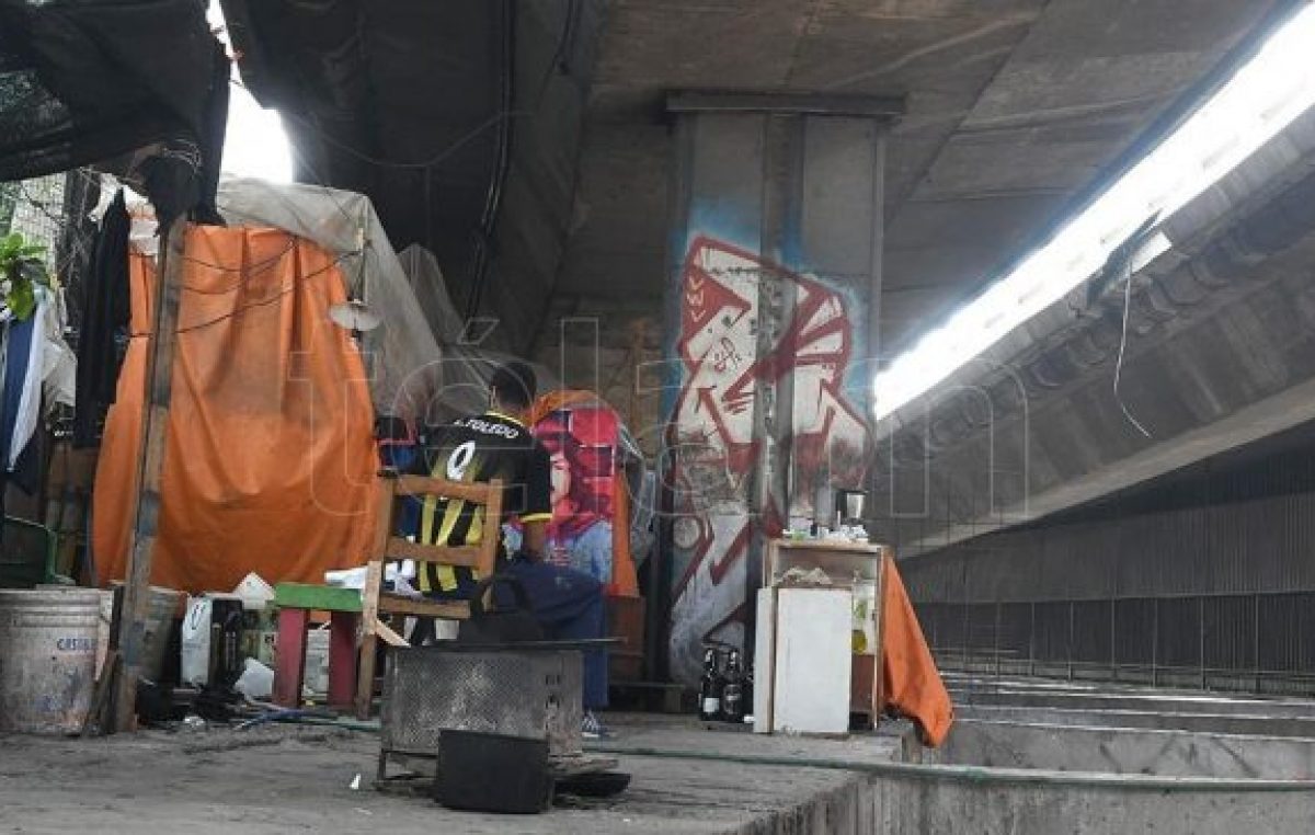 Buenos Aires: Un censo muestra que un centenar de personas viven la pandemia debajo de la Autopista 25 de Mayo