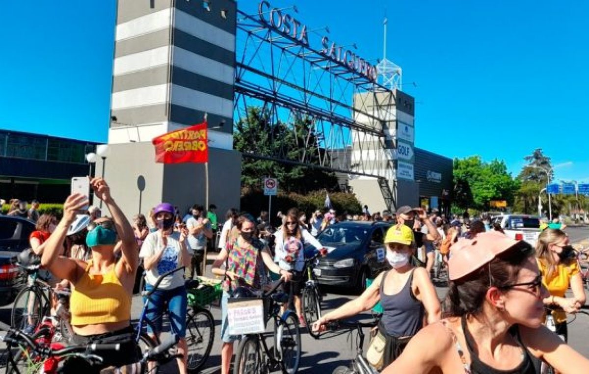 Realizan una caravana de autos y una bicicleteada contra la venta de los terrenos de Costa Salguero