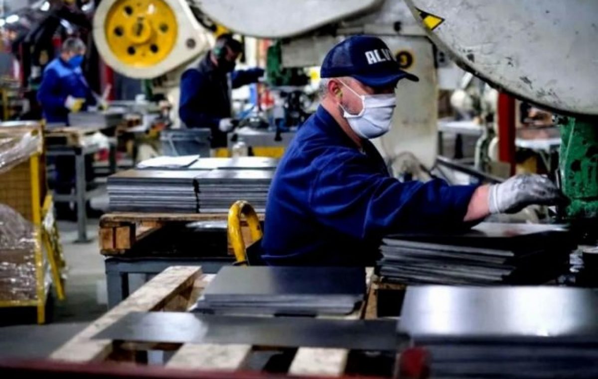 Con la economía activa, el Estado sigue pagando sueldos privados