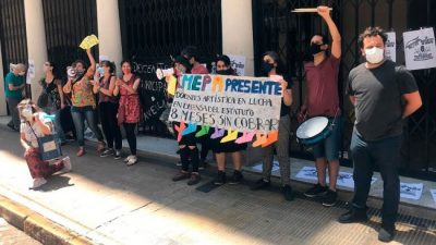 Protesta de docentes de Avellaneda: Hace ocho meses que no cobran