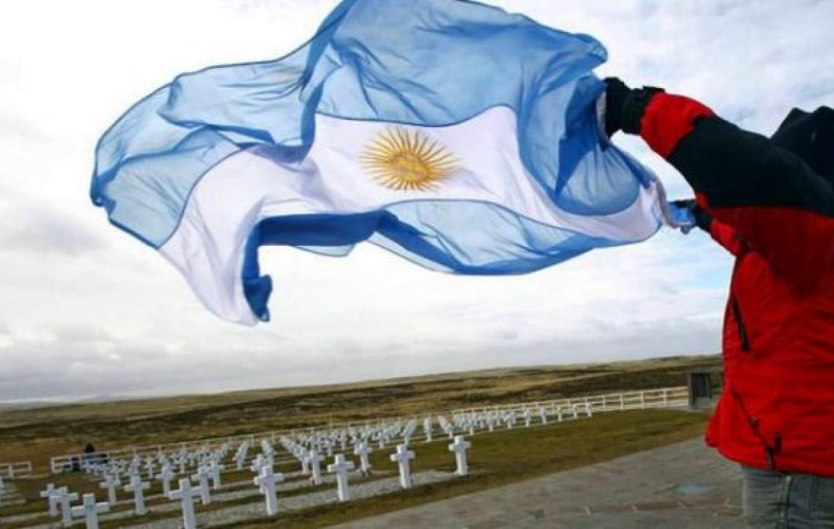 A 200 años del primer izamiento de la Bandera en Malvinas, habrá actos en todo el país y lanzan el Consejo Nacional