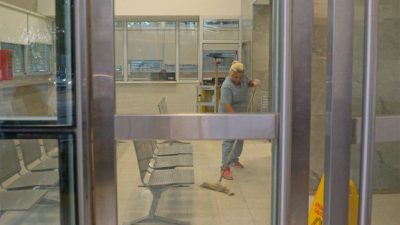 Municipales rosarinos advierten la grave situación que causa la falta de personal de higiene hospitalaria
