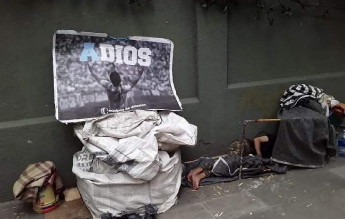 Maradona, el afiche y el hombre de los pies desnudos