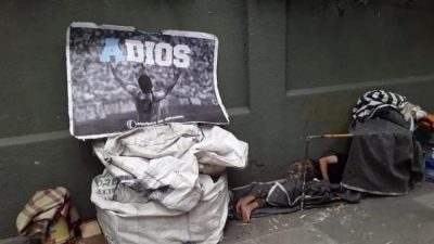 Maradona, el afiche y el hombre de los pies desnudos