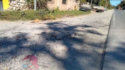 Salta: Unas 300 familias viven lejos del centro urbano, no tienen plaza y caminan 1 km para tomar el colectivo