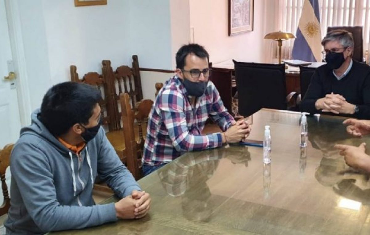 Municipio de Esquel y Soeme negocian pase a planta de 60 contratados y pago de un bono navideño