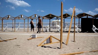 Mar del Plata: desarman cientos de carpas  para ampliar las playas públicas