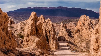 Un paisaje surrealista por la ruta 40: la Quebrada de las Flechas