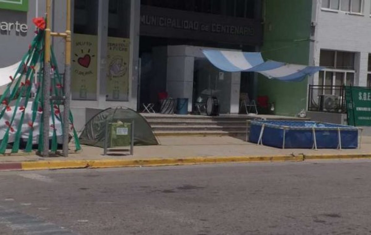 Continúa el acampe en el Municipio de Centenario, tras no ser recibidos