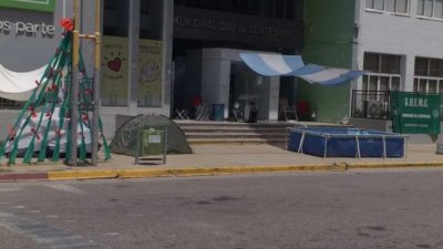 Continúa el acampe en el Municipio de Centenario, tras no ser recibidos