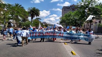 Municipales jujeños marcharon hasta la casa de gobierno por salarios dignos