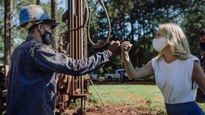 Fabiola Yañez impulsó obras de agua potable en municipios de Misiones