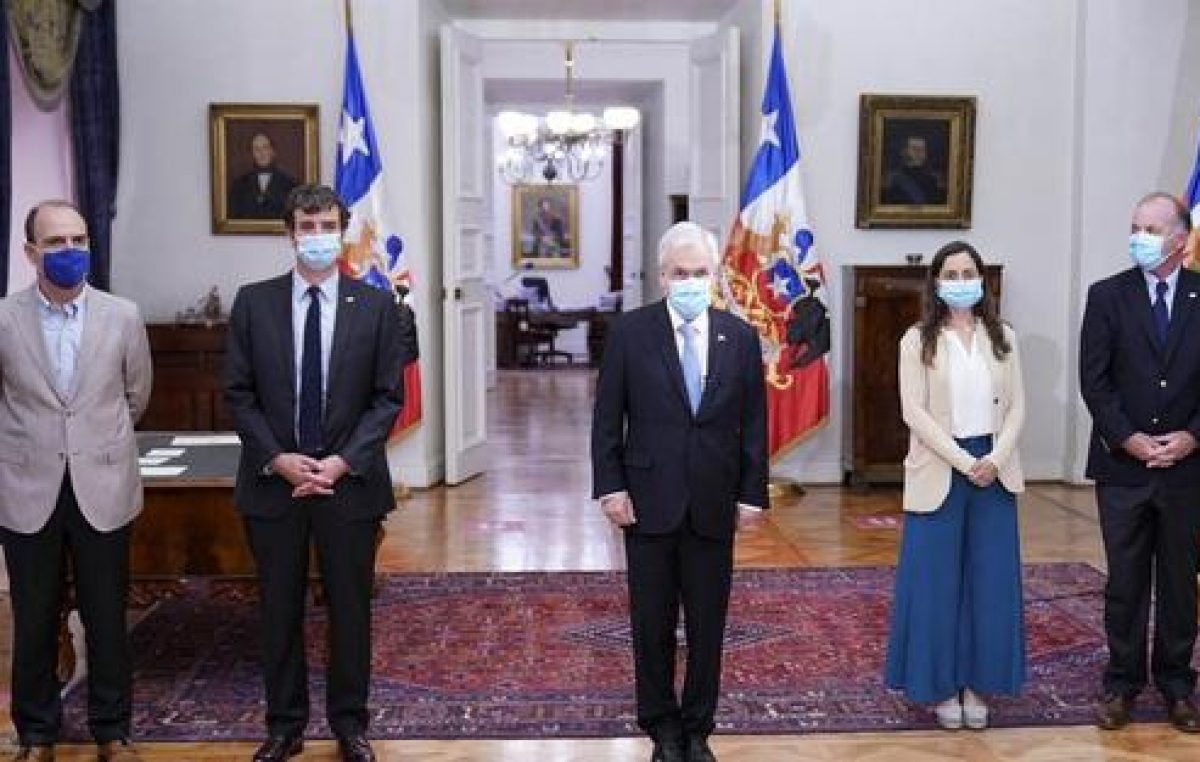 En medio del descrédito, Piñera nombró a dos nuevos ministros