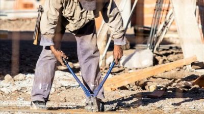 Jóvenes con trabajos informales, los más afectados por la caída del empleo