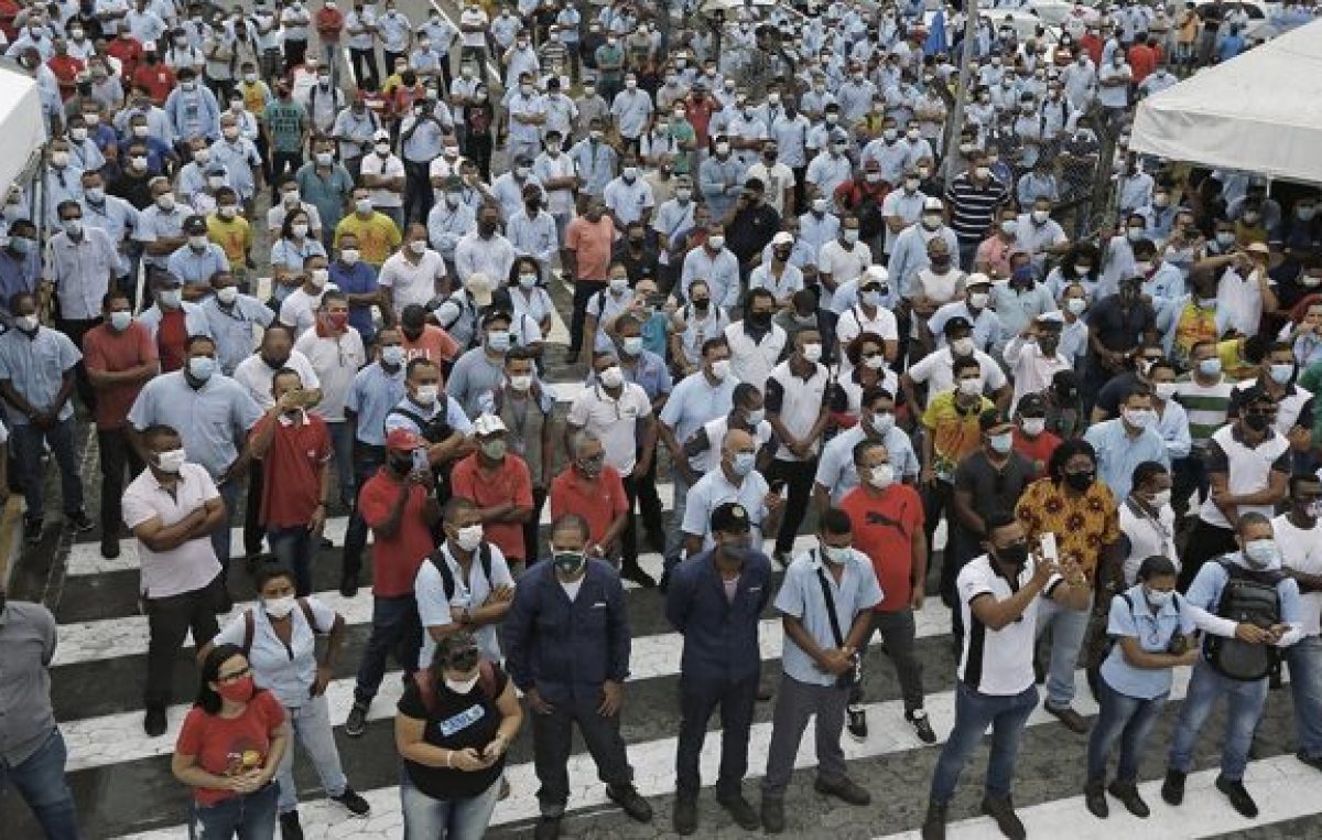 Trabajadores protestan contra Ford por la decisión de cerrar sus fábricas en Brasil