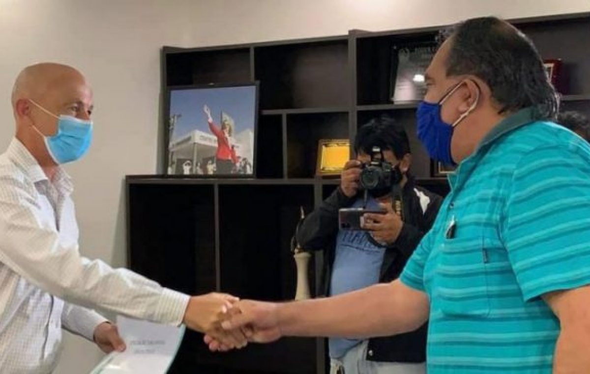 El Intendente de Caleta Olivia acordó con los gremios un 30 % de aumento en cuatro cuotas